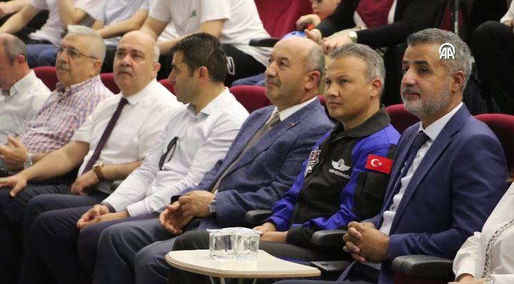 Türkiye'nin ilk astronotu Gezeravcı Eskişehir'de öğrencilerle buluştu - Resim: 13
